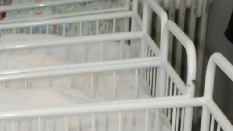 Домашен арест за трима мъже, разследвани за трафик на бебета