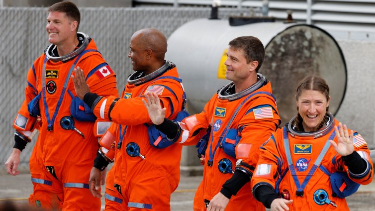 "Артемис" II се завръща на Земята НА ЖИВО