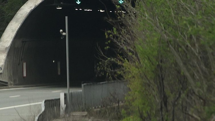 Това тапа на "Тракия": Автомобил се запали в тунел "Траянови врата"