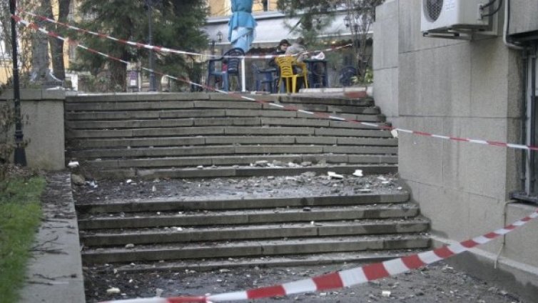 Рухна мазилка от покрива на Ректората