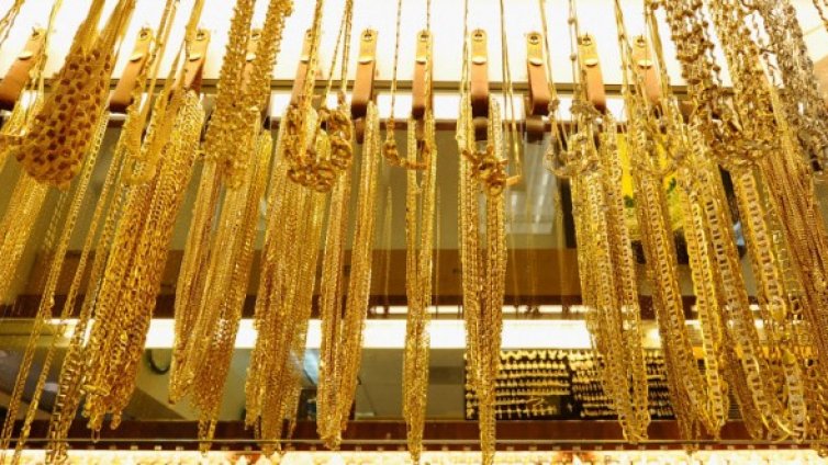 Чистачка с чевръсти пръсти забърсвала и злато