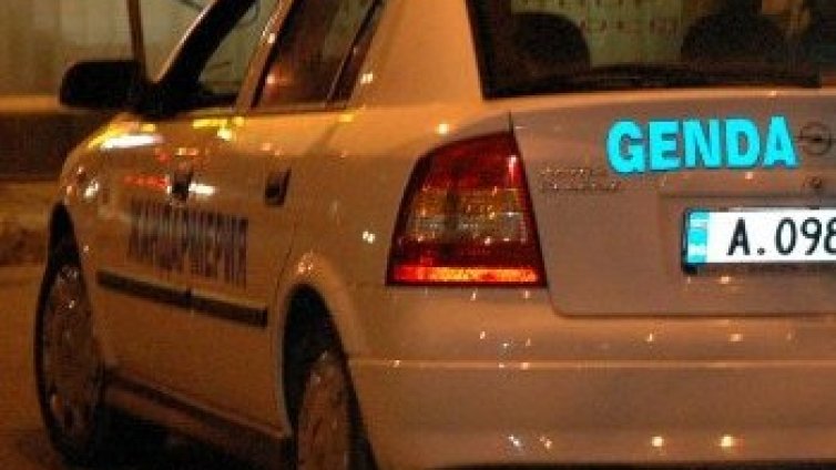 След опит за арест тълпа помля патрулка в Меден рудник