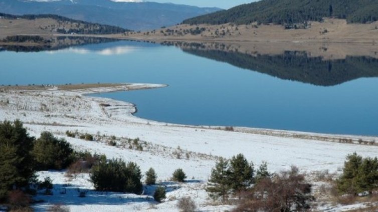 Две деца се удавиха, след като карали колелета по лед