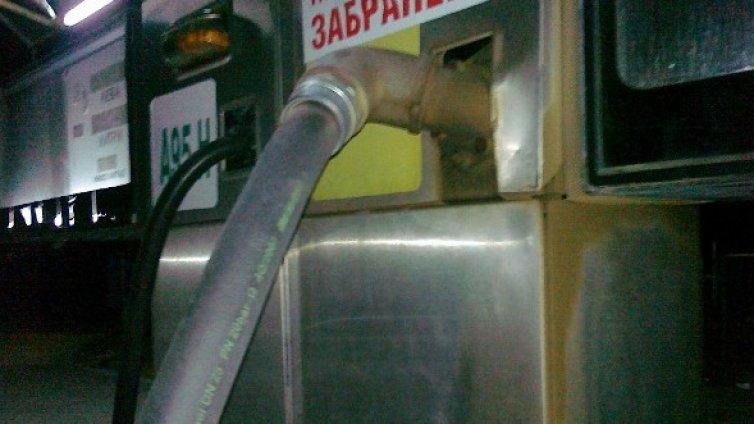 Двама опитали да източат гориво от запечатана бензиностанция