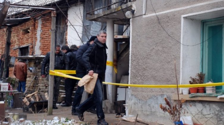 Възрастен мъж е убит при обир в дома му