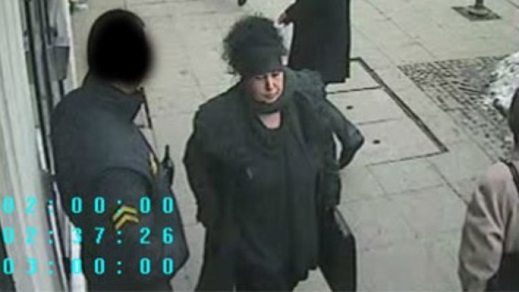 Търсят крадла, теглила пари с чужди карти