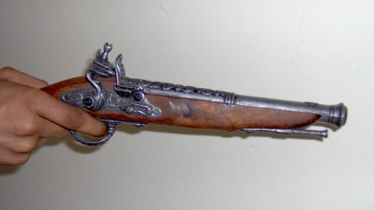 Въоръжен: Спокойно, това е обир!