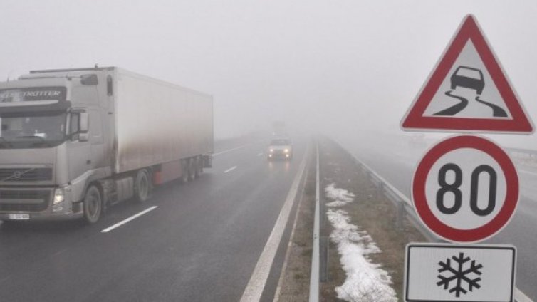 На места пътищата са мокри и заснежени