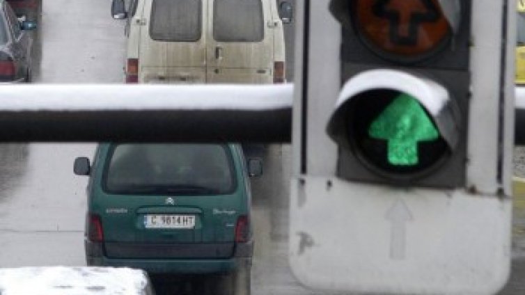 68 кръстовища в София ще светят LED-ено