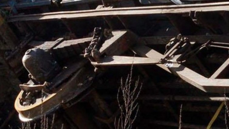 Дерайлирал е вагон от товарна композиция за Кулата