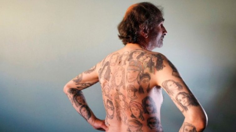 82 пъти Джулия Робъртс по тялото на 56-годишен