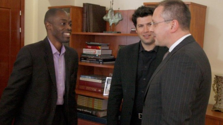 Станишев бистри с холивудски продуценти филм за медиците ни в Либия