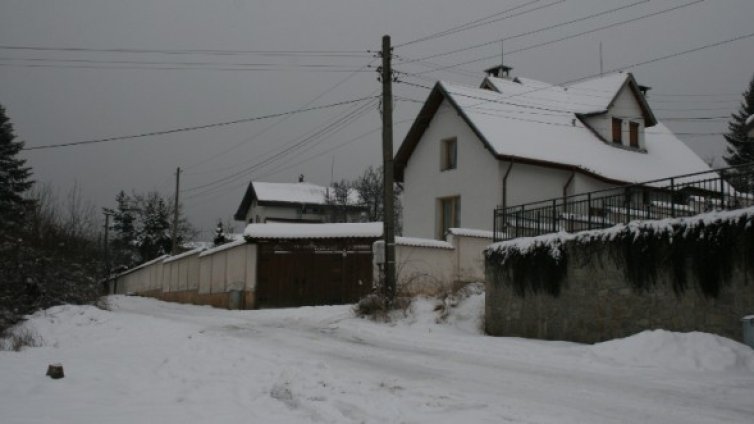 Куче влачи, диря няма