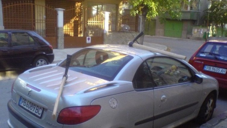 Кирка е забита в лек автомобил в Бургас