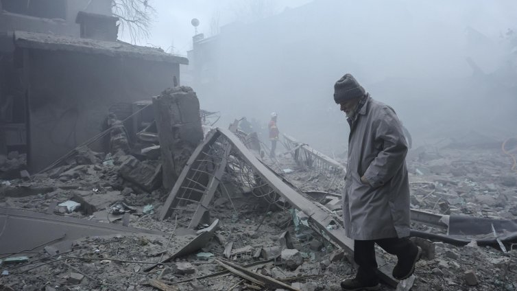 Двама души, сред които и дете, загинаха при руска атака срещу Харков