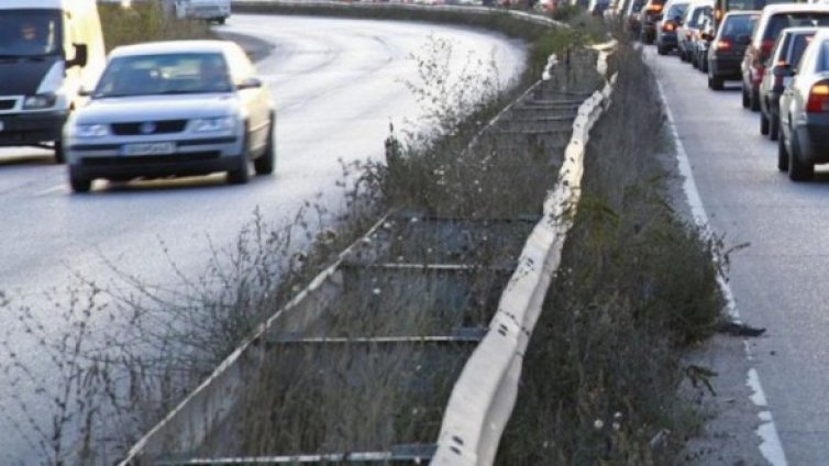 Пътищата в страната са предимно сухи