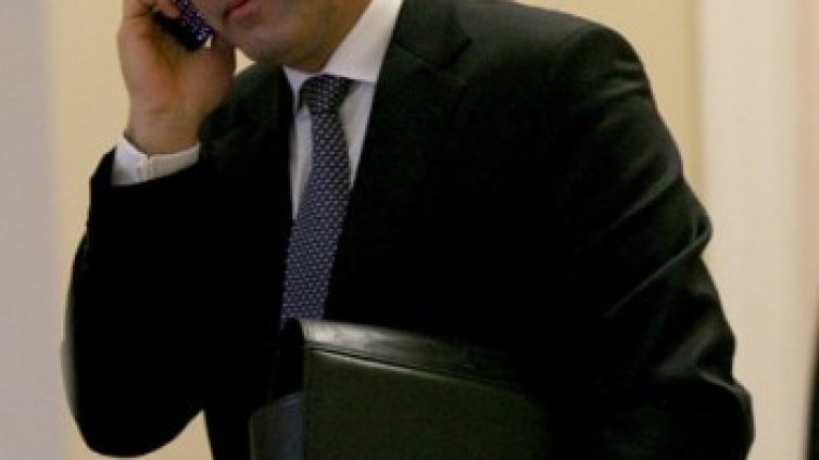 МВР шефът чака бърза развръзка със заложниците