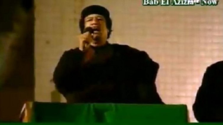 Войските на Кадафи отслабени, въоръжава доброволци!