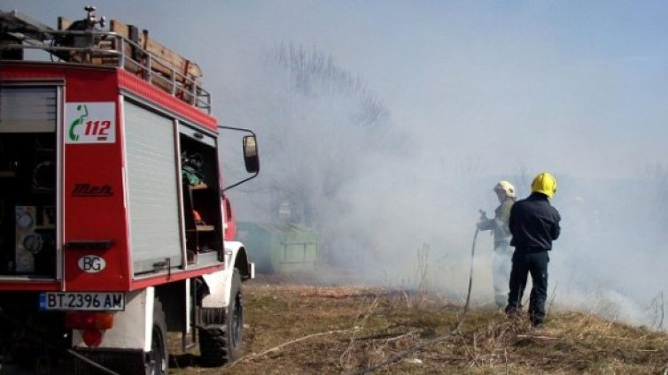 Над 100 пожара горяха до обяд в страната