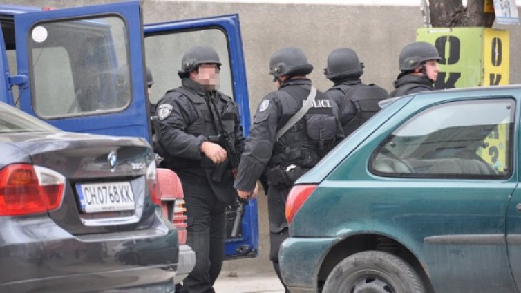 Състоянието на простреляния охранител остава критично