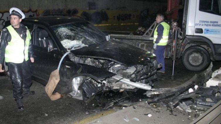 BMW с бясна скорост се разби в подлеза на НДК