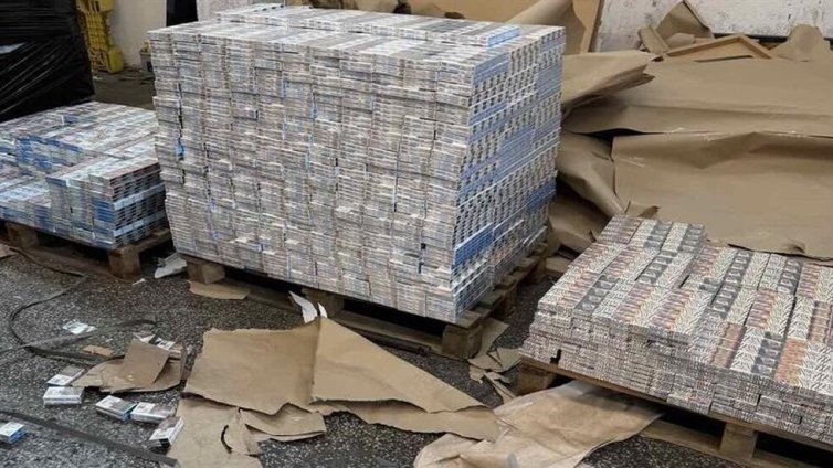 Спипаха над 300 хиляди кутии цигари без бандерол сред дървени плоскости