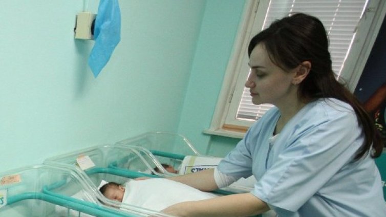 Ирландките най-старите майки в ЕС, българките – най-младите