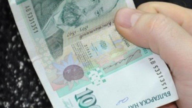 Баба олекна с 8 бона, дала ги на "прокурор"