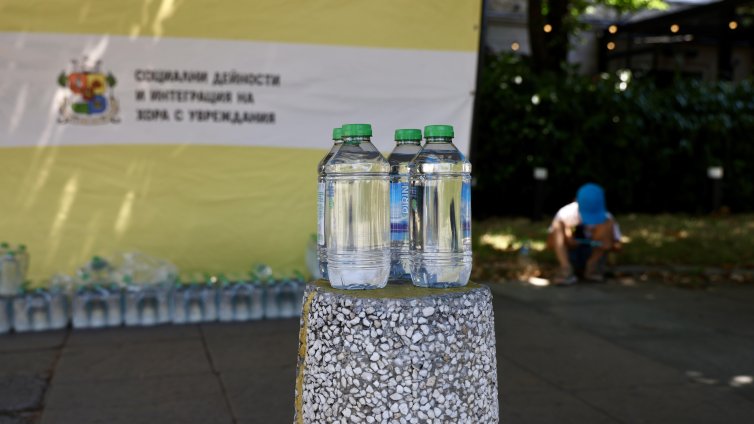 Раздават безплатно бутилки с вода в София заради горещините