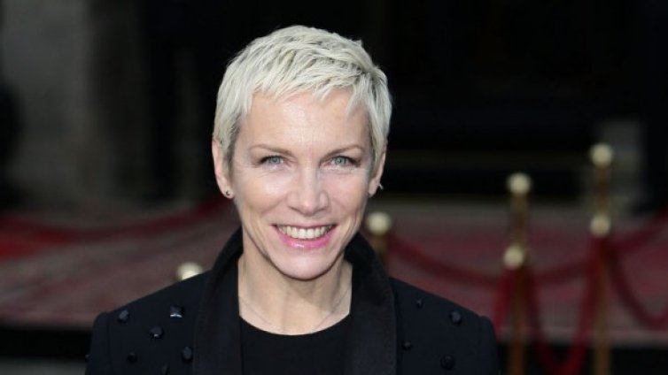 Ани Ленъкс спира концертите