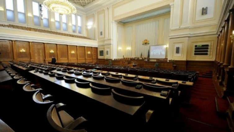 Депутатите си спретнаха 12 дни ваканция по Великден