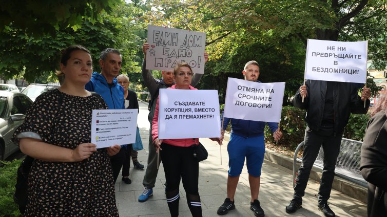 На фона на протест: Бонев за предложенията за общински жилища в София