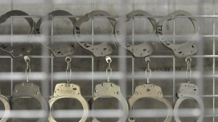 Спипаха надзирател в плевенския затвор с подкуп