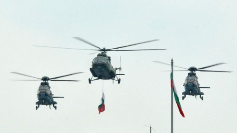 Едва 5 хеликоптера кръжат на парада за 6 май