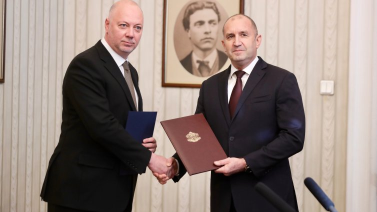 Набързо: Радев връчи мандата на ГЕРБ-СДС, Желязков го върна