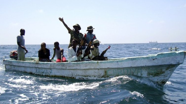 Сомалийските пирати освободиха двама испанци