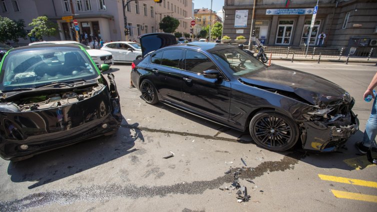 В кадър: Два автомобила се удариха челно и задръстиха ул. "Г. С. Раковски"