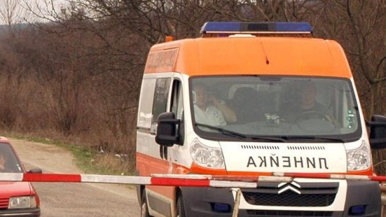 Работник бере душа след падане от скеле