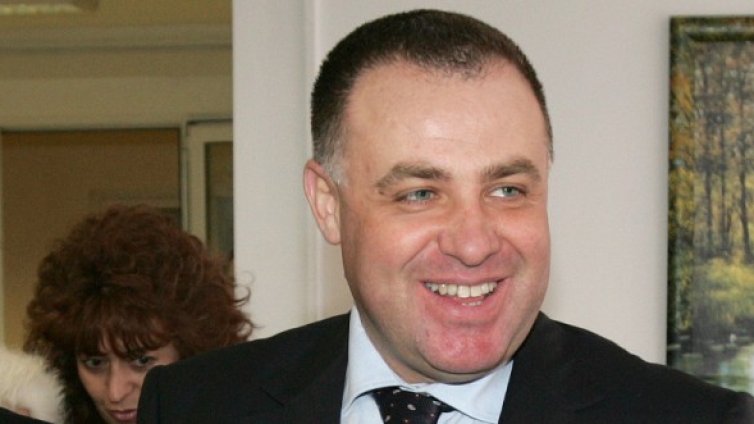 Пилетата, тъпкани с вода, с чешмичка на етикета