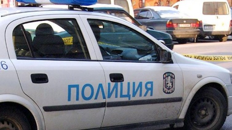 Блъснаха млад баща и бебето му, шофьорът избяга