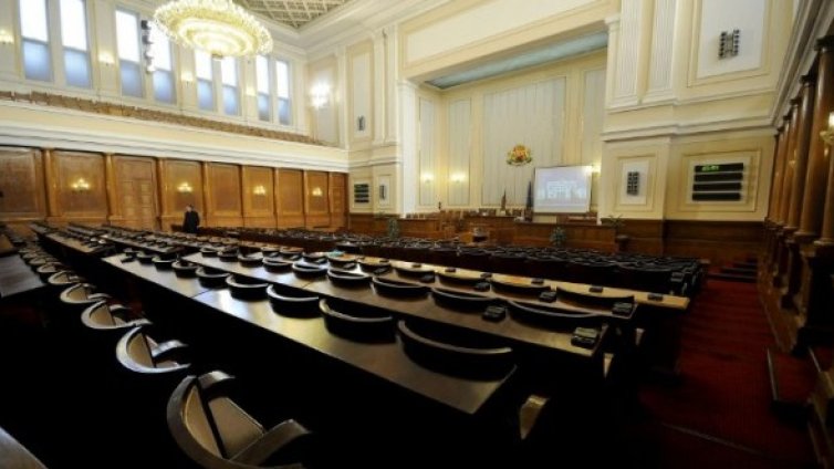 Рекорд! Депутатите работиха 46 минути