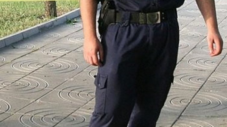 Пиян плаши съседа си с граната