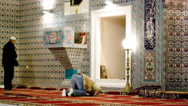 Пребит е пазачът на джамията в София