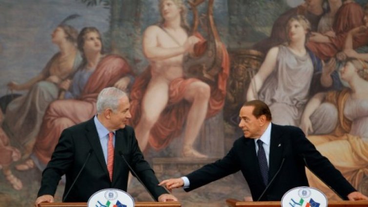 Берлускони се разпозна като Аполон сред нимфите