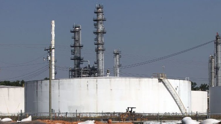 Цената на петрола пада до близо 94 долара за барел
