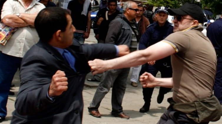 Депутатите не спряха  митингите  до молитвени храмове