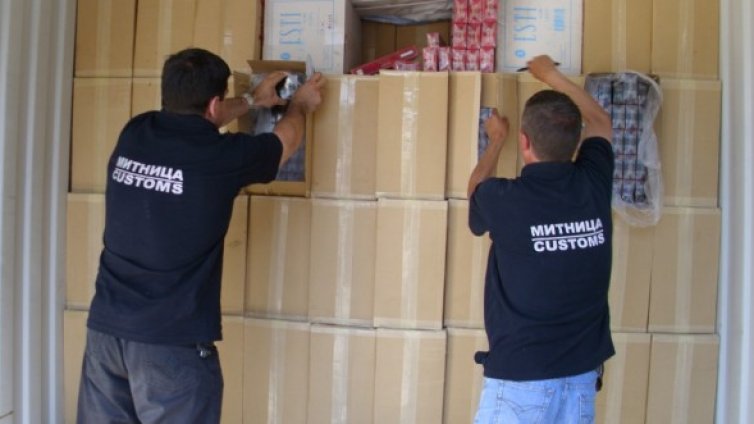 Пак хванаха контейнер с цигари зад "тапа" от перлит