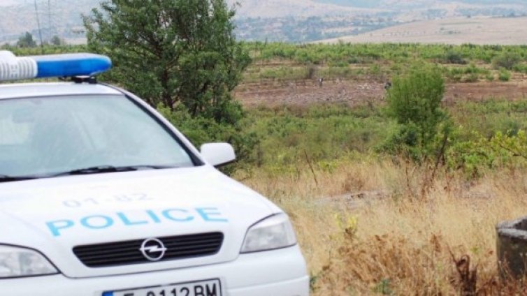 Млад мъж бере душа, намушкан край селски обор