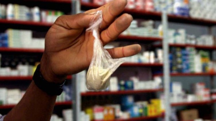 Задържаха Слънцето и Муната за дрога