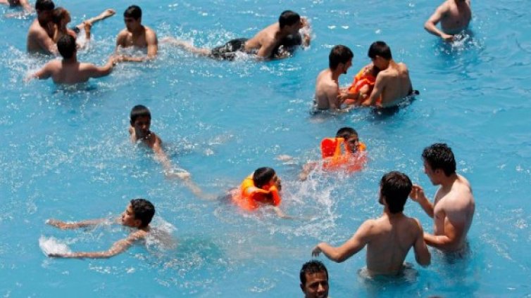 Удавена "плува" в басейн два дни, преди да я открият